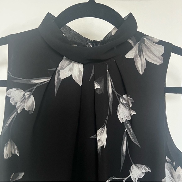 Le Chateau Sleeveless Blouse - Picture 3 of 6